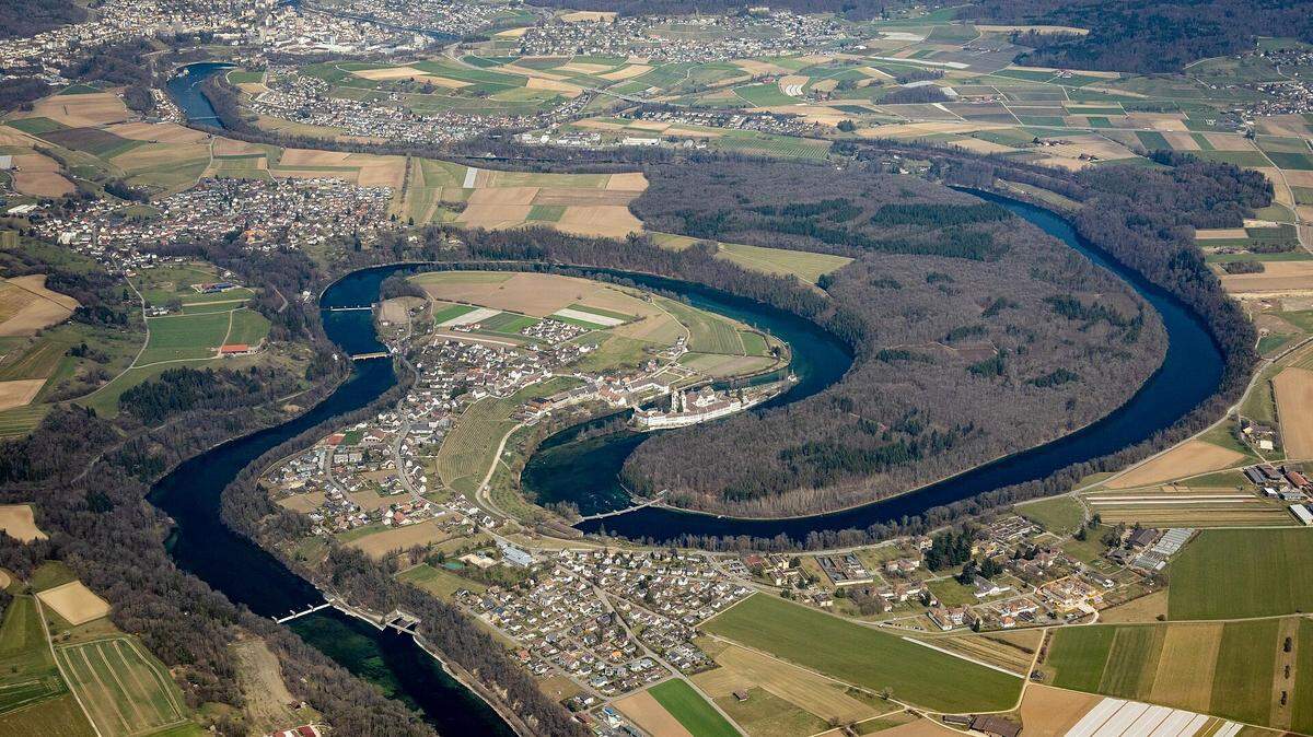 Archaeologists and volunteers excavated a 2,000-year-old Celtic fortress and found storage pits, artifacts and a rare writing tool.