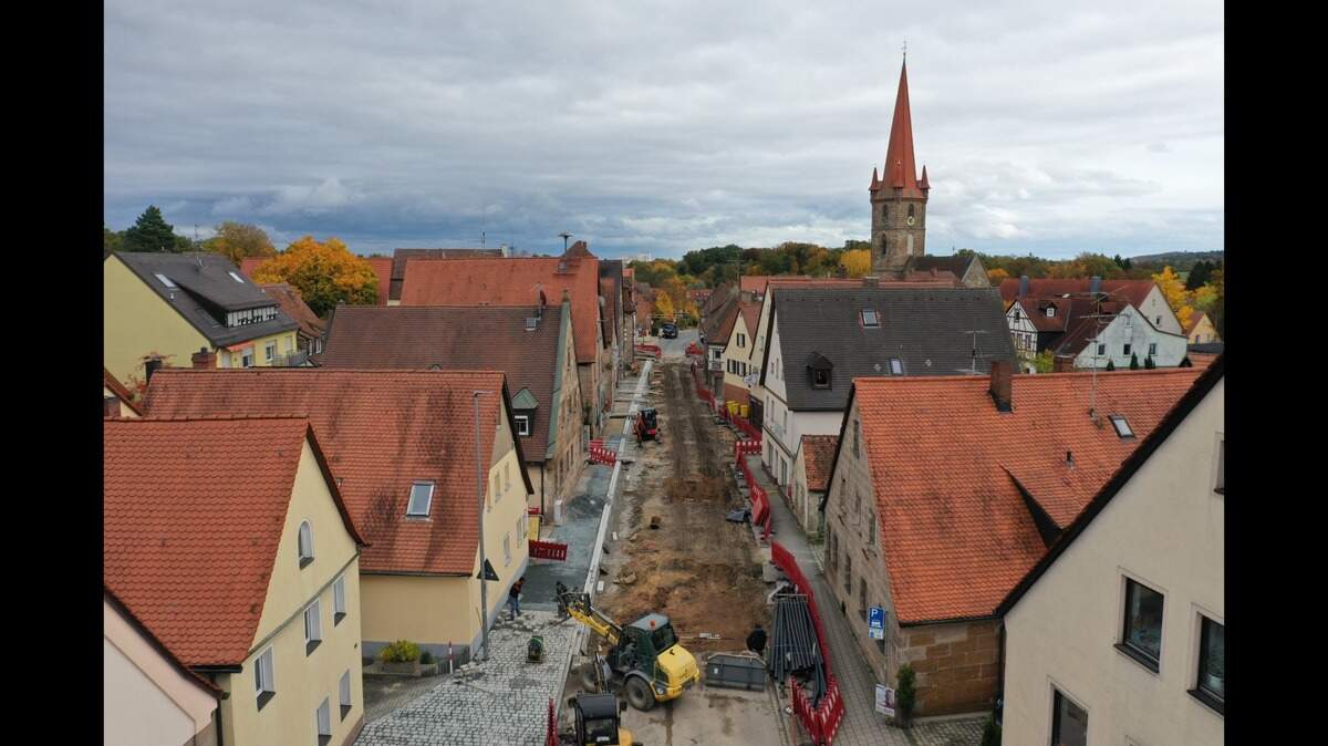 Road construction in Germany uncovered a centuries-old boardwalk used to parade royal jewels in the 1700s, archaeologists said and photos show.