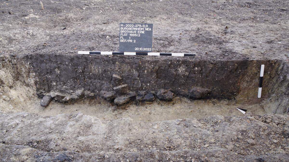 Archaeologists in Burgbernheim uncovered a large number of cooking pits with burnt food remains and a millstone tool from 2,800 years ago.