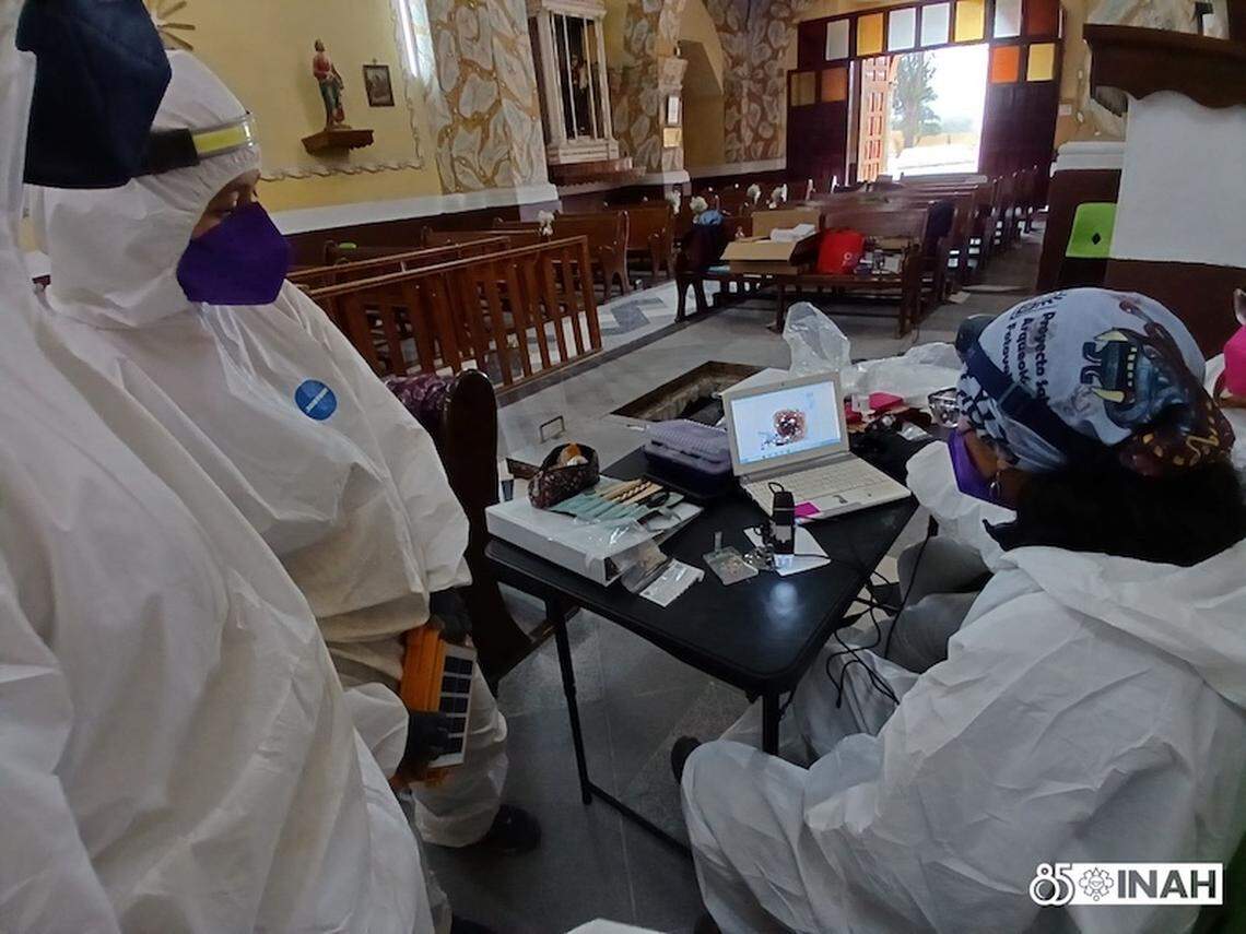 Students working at the Parish of San Bartolomé Apóstol in Hueypoxtla.
