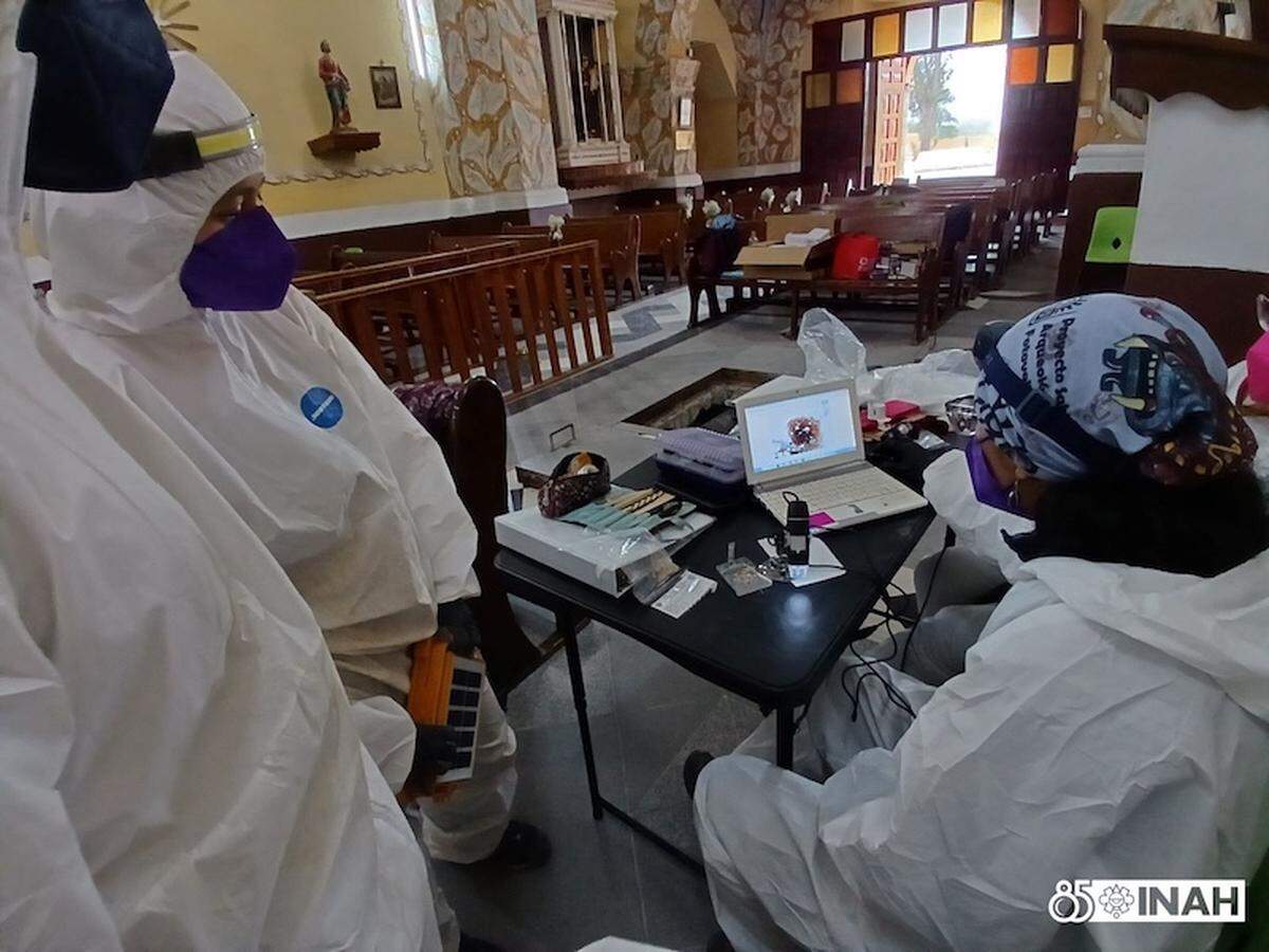 Students working at the Parish of San Bartolomé Apóstol in Hueypoxtla.