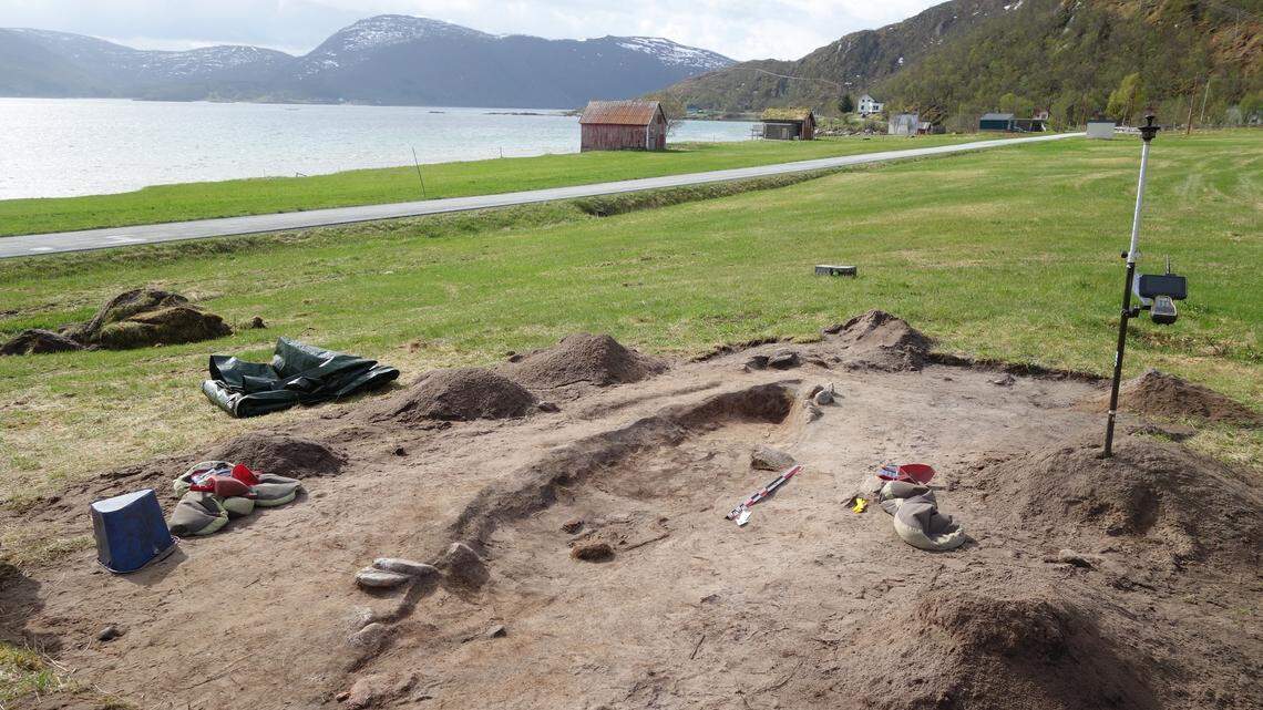 Metal detectorists found bronze artifacts in Norway and prompted archaeologists to excavate, revealing a Viking boat grave, a museum said.
