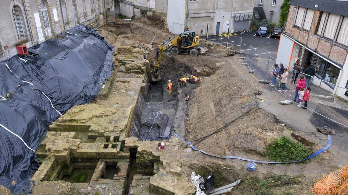 Archaeologists in Vannes unearthed the ruins of an elaborate castle and moat built in the 1380s by a duke and later abandoned, photos show.