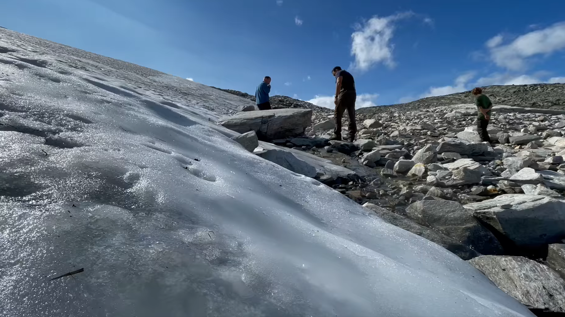 Archaeologists in Breheimen National Park found scaring stick traps in the melting ice and located an ancient reindeer hunting site, photos show.