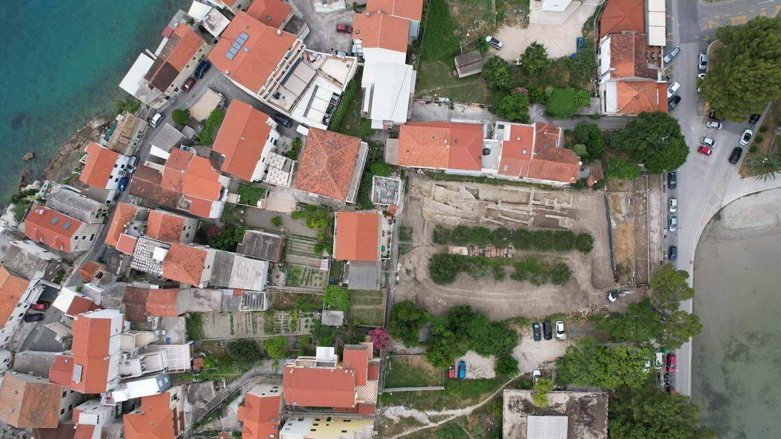 Archaeologists in Stobreč uncovered a massive 2,000-year-old rampart, or defensive structure, measuring hundreds of feet long, photos show.