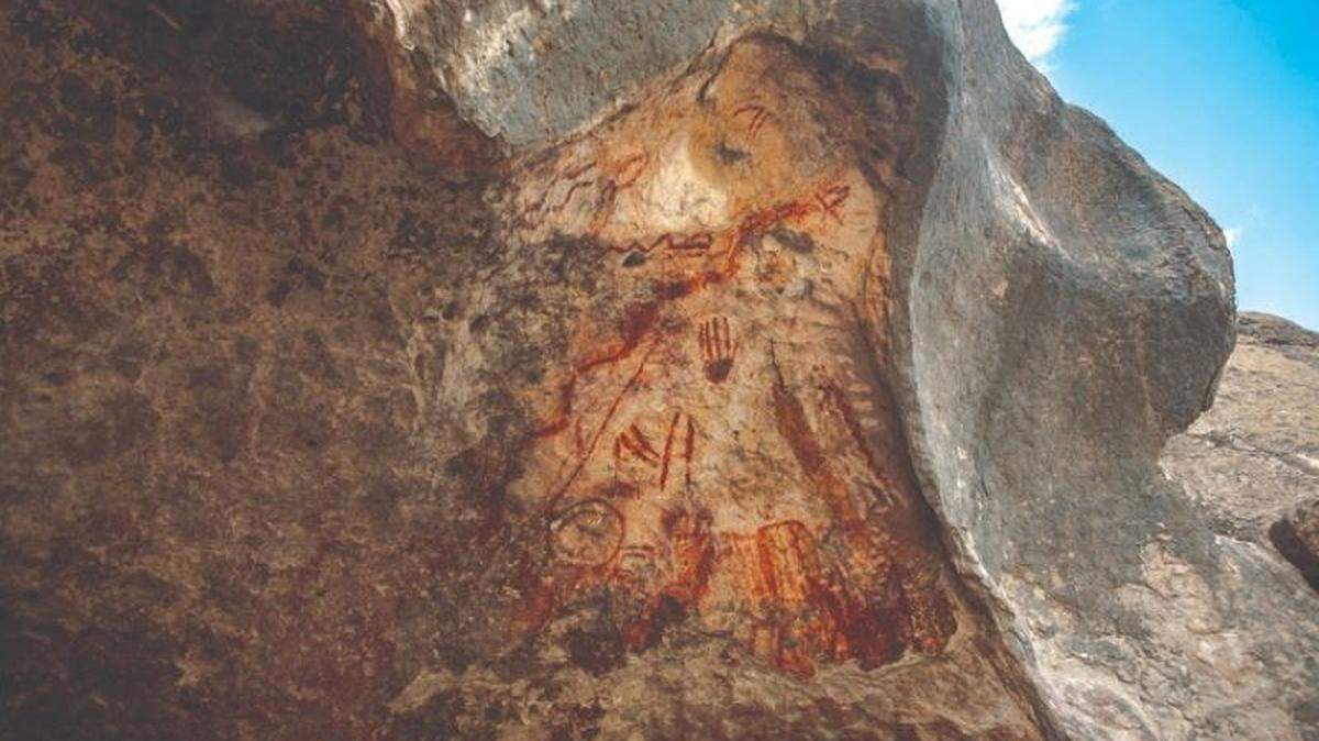 Looters stole a cave painting and damaged others with an electric saw at La Cueva Pinta, photos show and officials said.