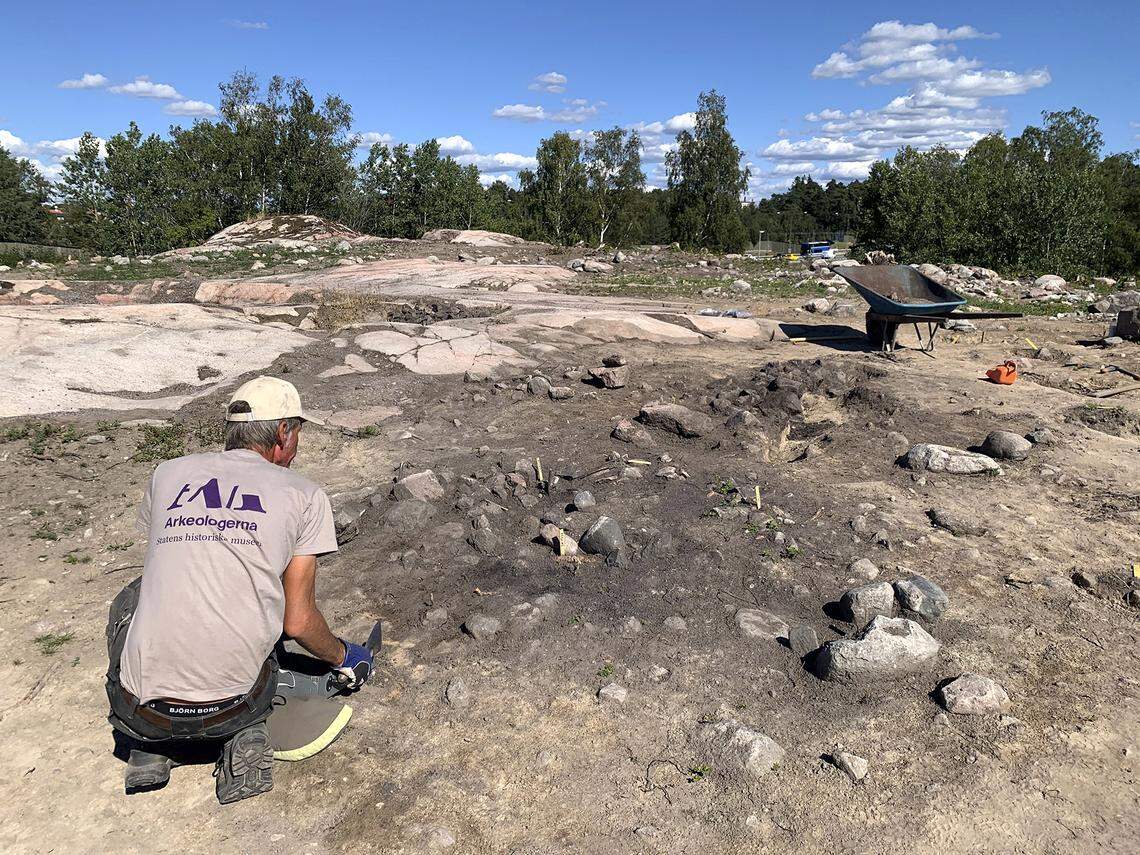 A researcher works at the Viking Age farm and burial ground in Täby.