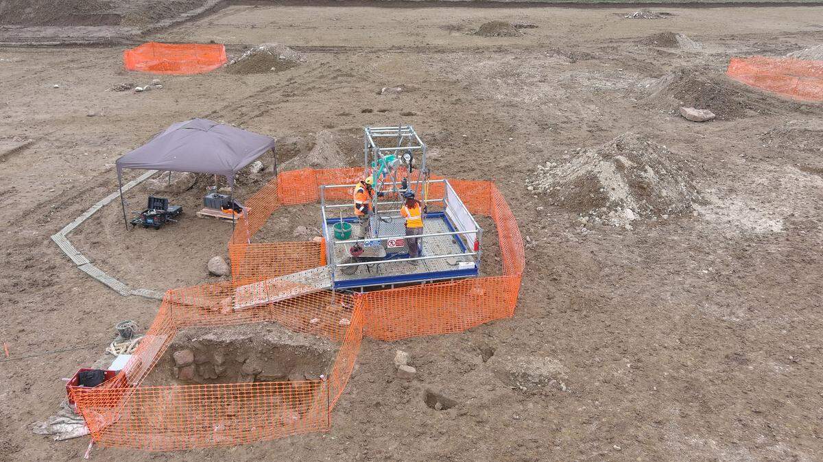 Archaeologists in Distré excavated the ruins of an agricultural settlement from the Middle Ages and found a home, tunnels and silos, photos show.