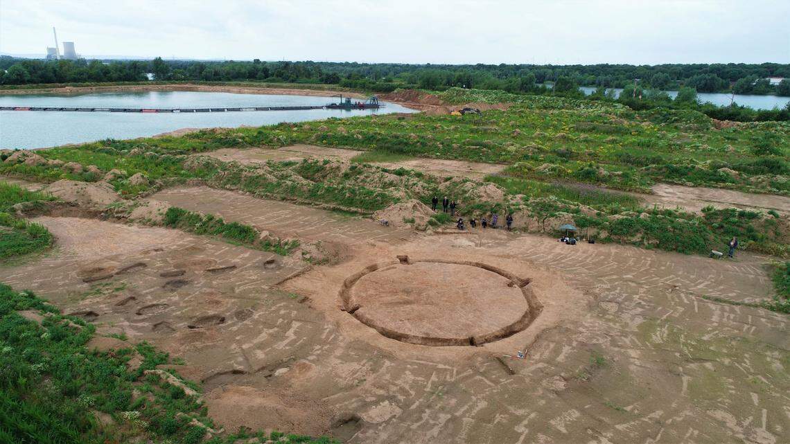 Archaeologists found an Iron Age cremation cemetery near a distinctive mound during construction in Petershagen, photos show.