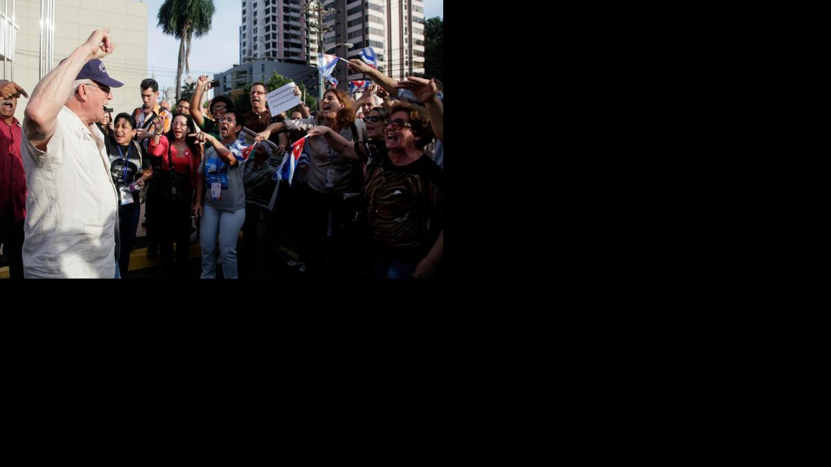 
A man shouts slogans against Cuban pro-government supporters outside the Vasco Nunes De Balboa Convention Center in Panama City, Wednesday, April 8, 2015. About 100 supporters of Cuba's government aggressively heckled dissidents from the communist-run island attending a civil society forum Wednesday at the start of the Summit of the Americas in Panama. 
