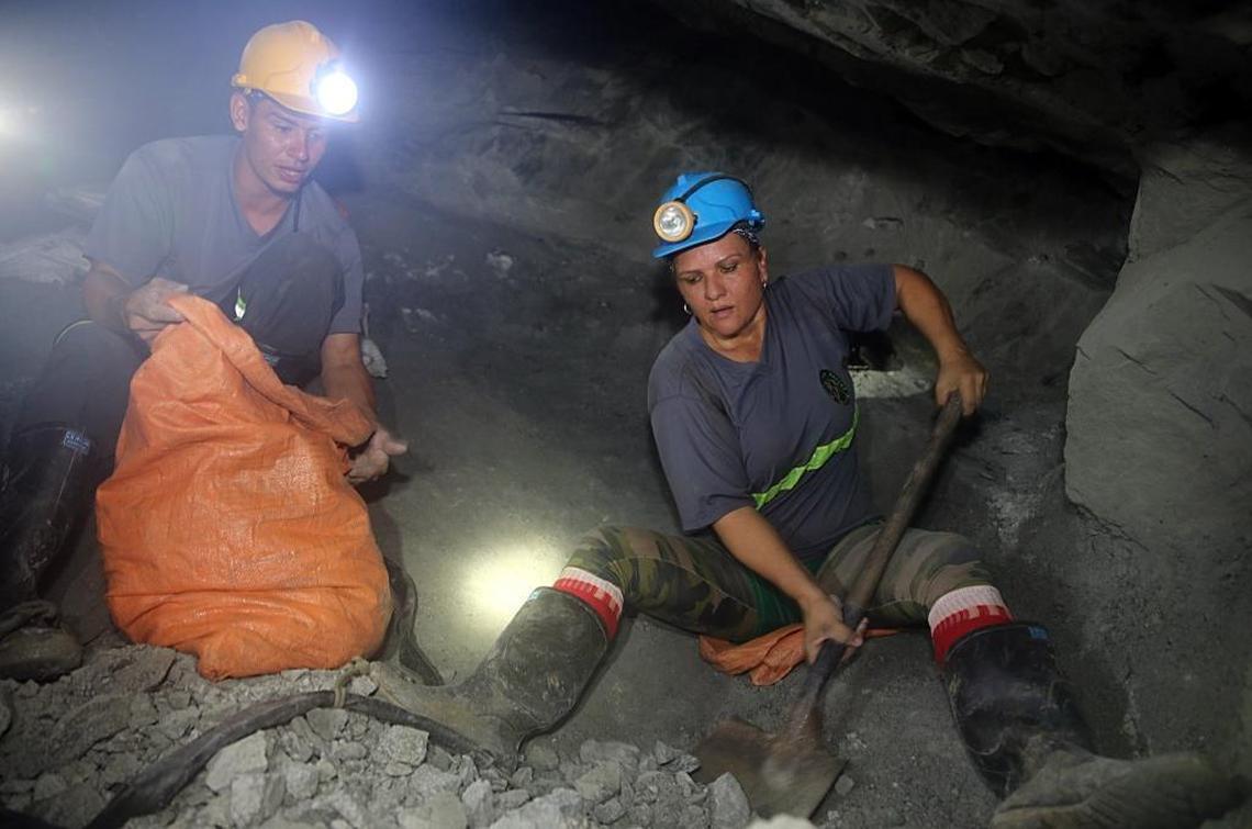Marina S. Hincapie, right, is the only woman on a crew working 1,200 feet below the surface at Colombia’s Las Brisas gold mine.