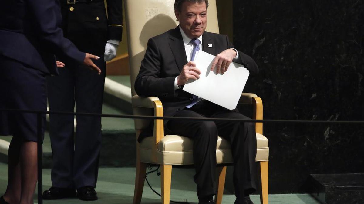 
Colombia's President Juan Manuel Santos Calderon listens to applause after his address the 70th session of the United Nations General Assembly, at U.N. Headquarters, Tuesday, Sept. 29, 2015. 
