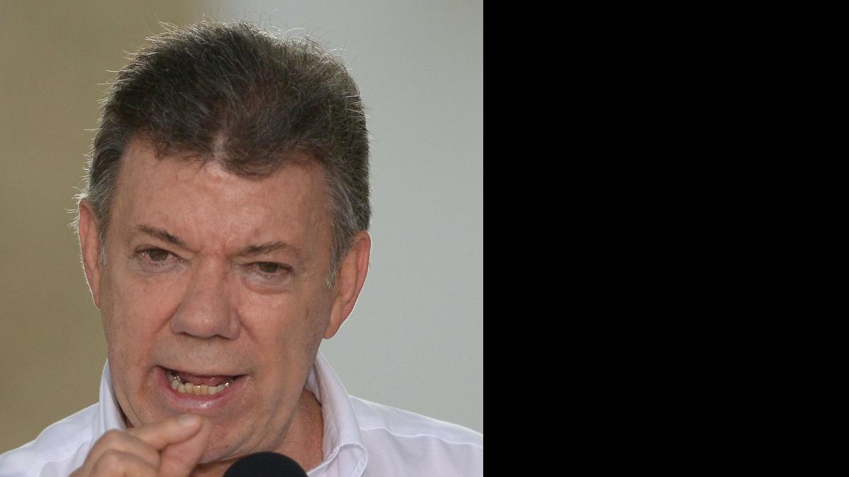 
Colombian President Juan Manuel Santos delivers a press conference with Venezuelan President Nicolas Maduro (out of frame) during a meeting in Cartagena de Indias, Colombia, on August 1, 2014.
