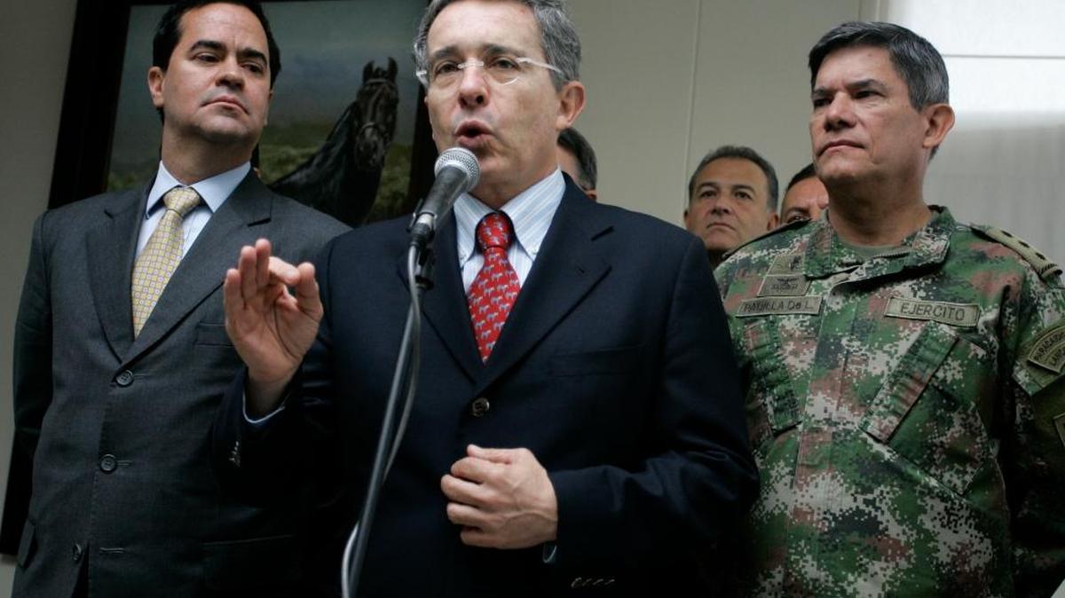 Colombia's President Alvaro Uribe, center, speaks as acting Defense Minister Gen. Freddy Padilla, right, and peace commissioner Frank Pearl, left, look on during a press conference at a military base in Bogota, on July 8, 2009. Uribe said the government authorizes Sen. Piedad Cordoba to help with the release of all hostages held by rebels of Revolutionary Armed Forces of Colombia (FARC).