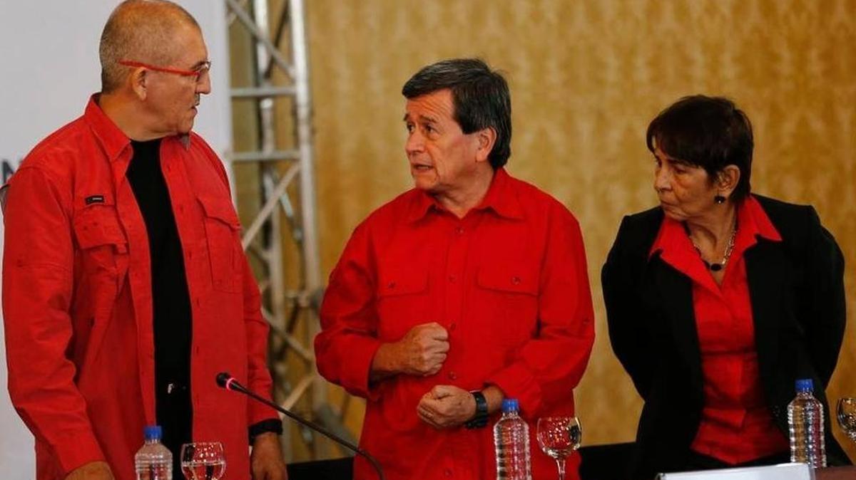 Antonio García, chief negotiator of the National Liberation Army, or ELN, left, along with rebels Pablo Beltrán and María Elena Velazco, confer during an earlier agreement to start peace talks, in Caracas, Venezuela, on Wednesday, March 30, 2016.