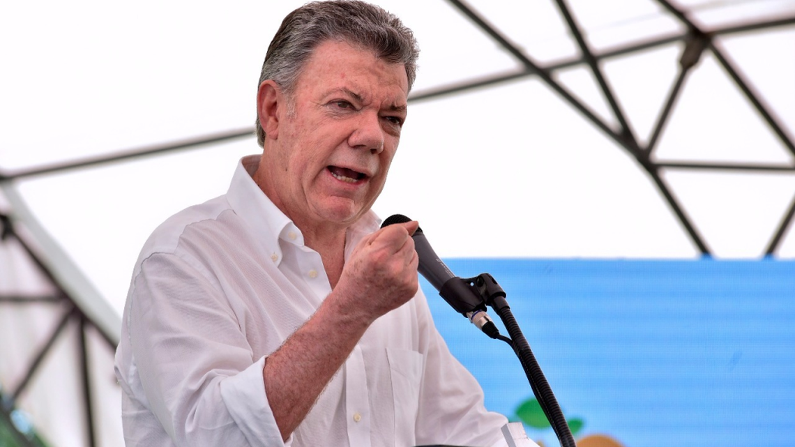 President Juan Manuel Santos on Monday suspended talks with the country’s ELN guerrillas after a bomb attack that killed five police