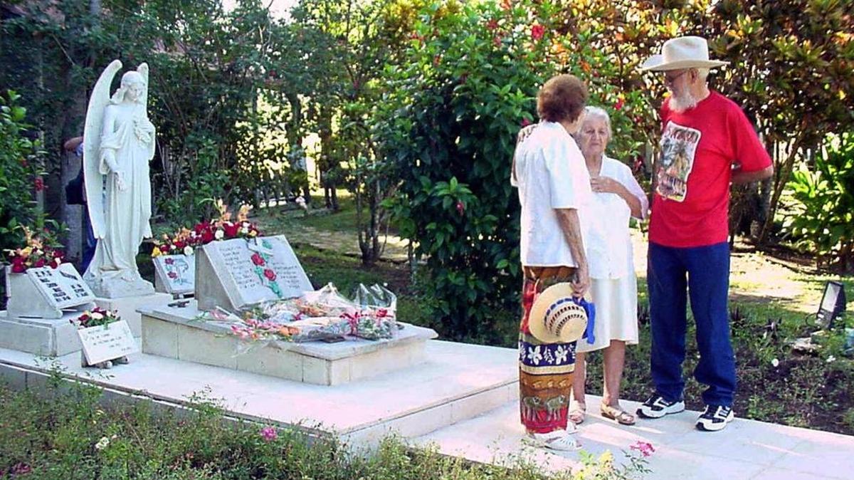 Ramón Castro (right) visits the tomb of mother, Lina Ruz, in 2003, with his sisters Agustina and Ángela in his family house in Birán, Holguín.