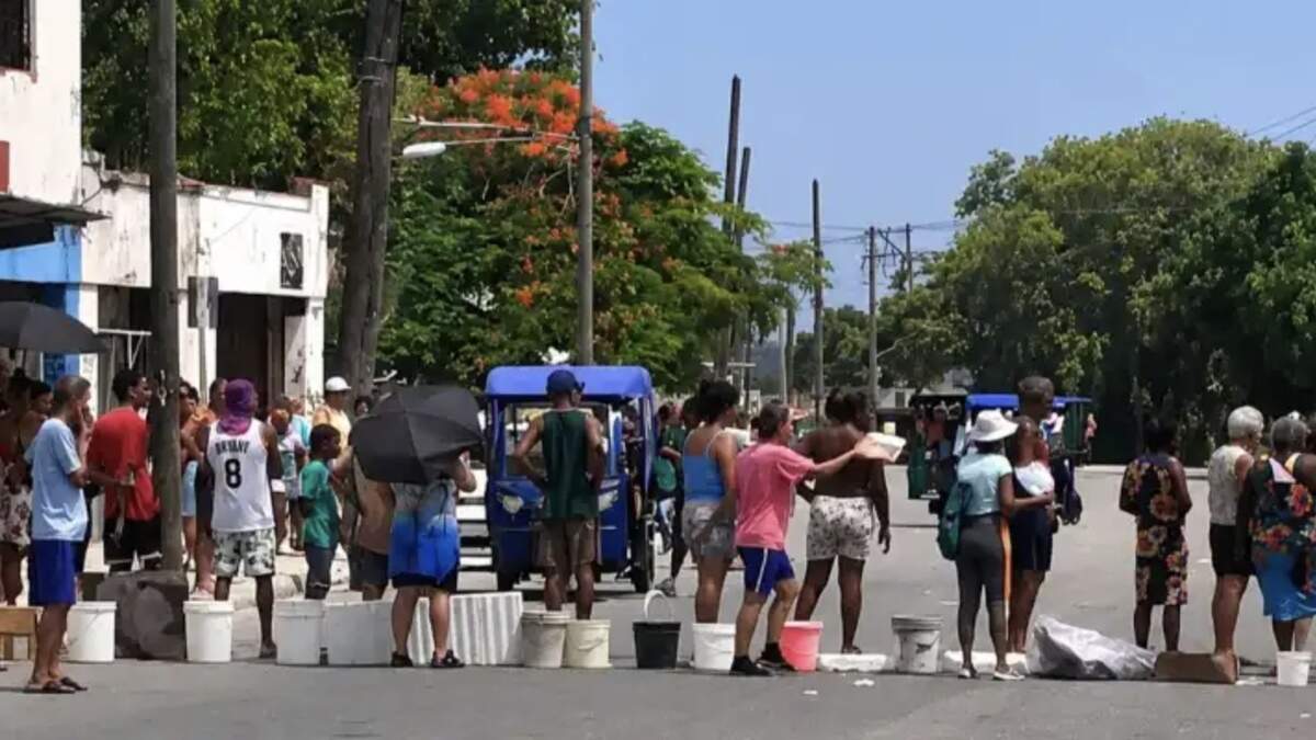 Residentes de Mantilla, un barrio en las afueras de La Habana, bloquearon una calle con cubos el domingo 5 de julio para protestar porque llevaban varios días sin agua corriente.