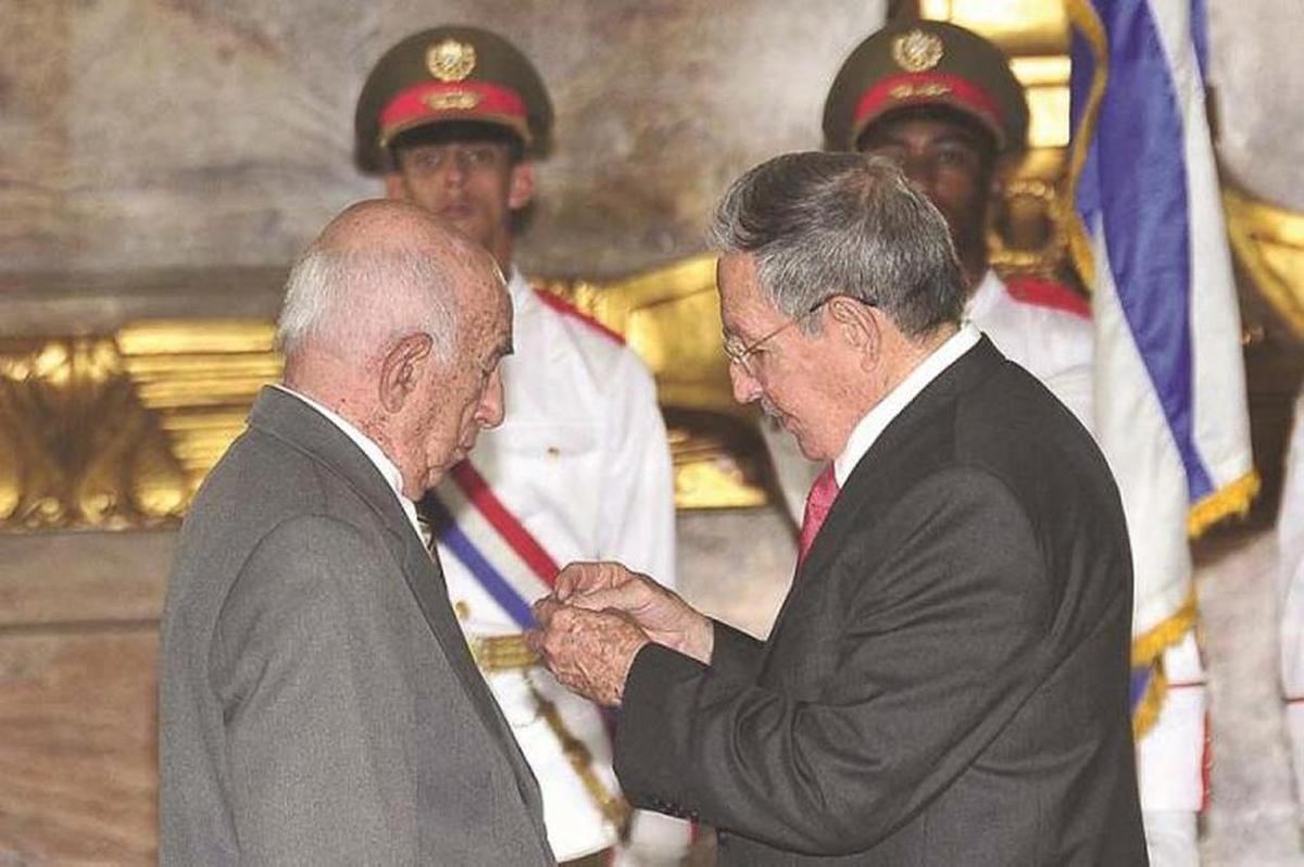 Raúl Castro awarded the title of “Hero of Labor” to José Ramón Machado Ventura, 87, second secretary of the Communist Party of Cuba. He no longer has a seat on the Council of State.