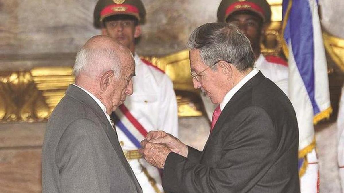 Raúl Castro awarded the title of “Hero of Labor” to José Ramón Machado Ventura, 87, second secretary of the Communist Party of Cuba. He no longer has a seat on the Council of State.