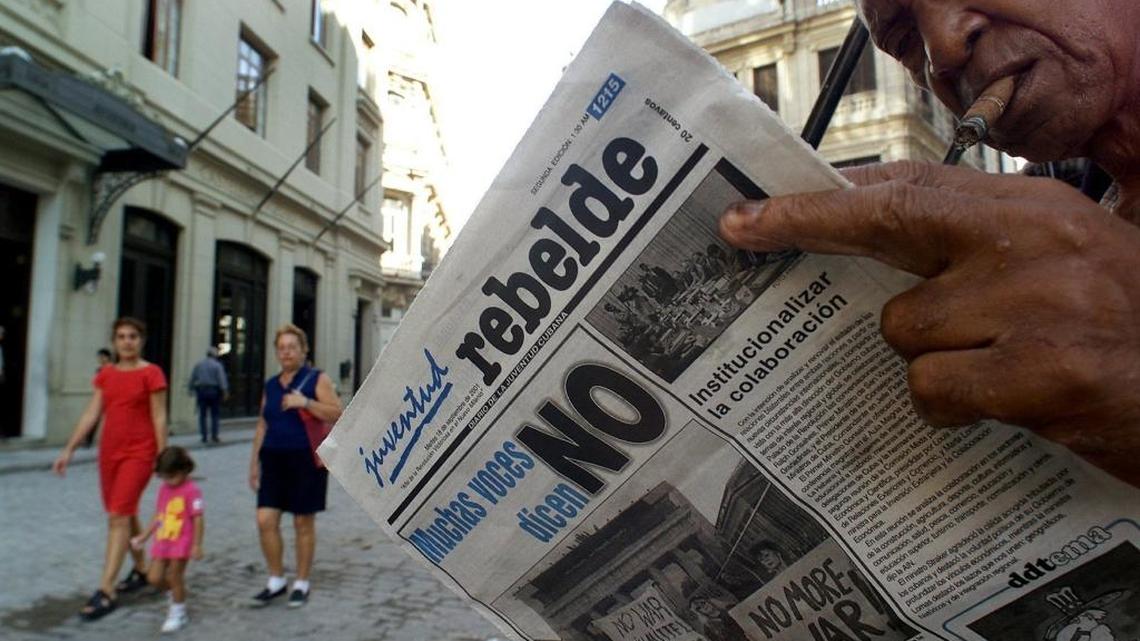 File photo of a man in Havana reading the state-controlled newspaper Juventud Rebelde in 2001.