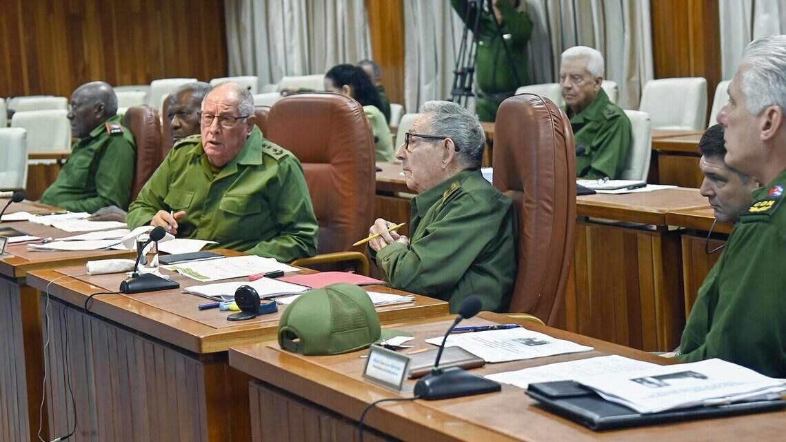 Con mira a Venezuela, Cuba afirma que Raúl Castro es su líder y está a cargo de su defensa