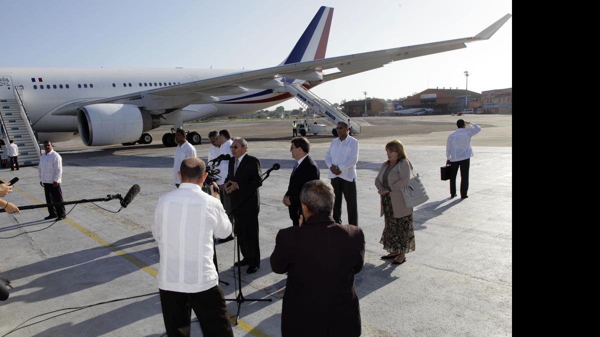 
Cuban leader Raul Castro speaks to reporters next to the departing plane of France's President Francois Hollande at the Jose Marti Airport in Havana, Cuba, Tuesday, May 12, 2015. Hollande's one-day trip made him the first French president to visit Cuba since it became an independent country.
