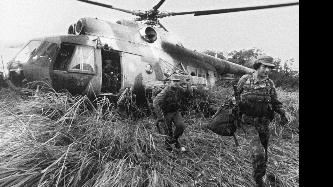 
Members of the Sandinista Army's elite Simon Bolivar Battalion disembark from a helicopter in Jinotega Province, northern Nicaragua, December 22, 1984, during a crucial phase of "Operation Victorious December" against CIA-backed rebels (Contras). 
