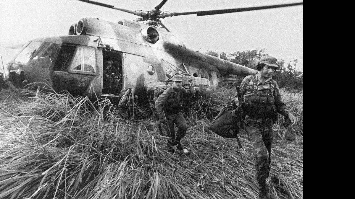 
Members of the Sandinista Army's elite Simon Bolivar Battalion disembark from a helicopter in Jinotega Province, northern Nicaragua, December 22, 1984, during a crucial phase of "Operation Victorious December" against CIA-backed rebels (Contras). 

