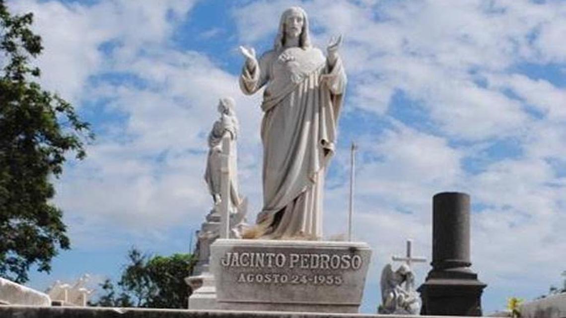 
The Pantheon of entrepreneur Jacinto Pedroso, who died in 1955, at the Colon Cemetery in Havana before it was desecrated.
