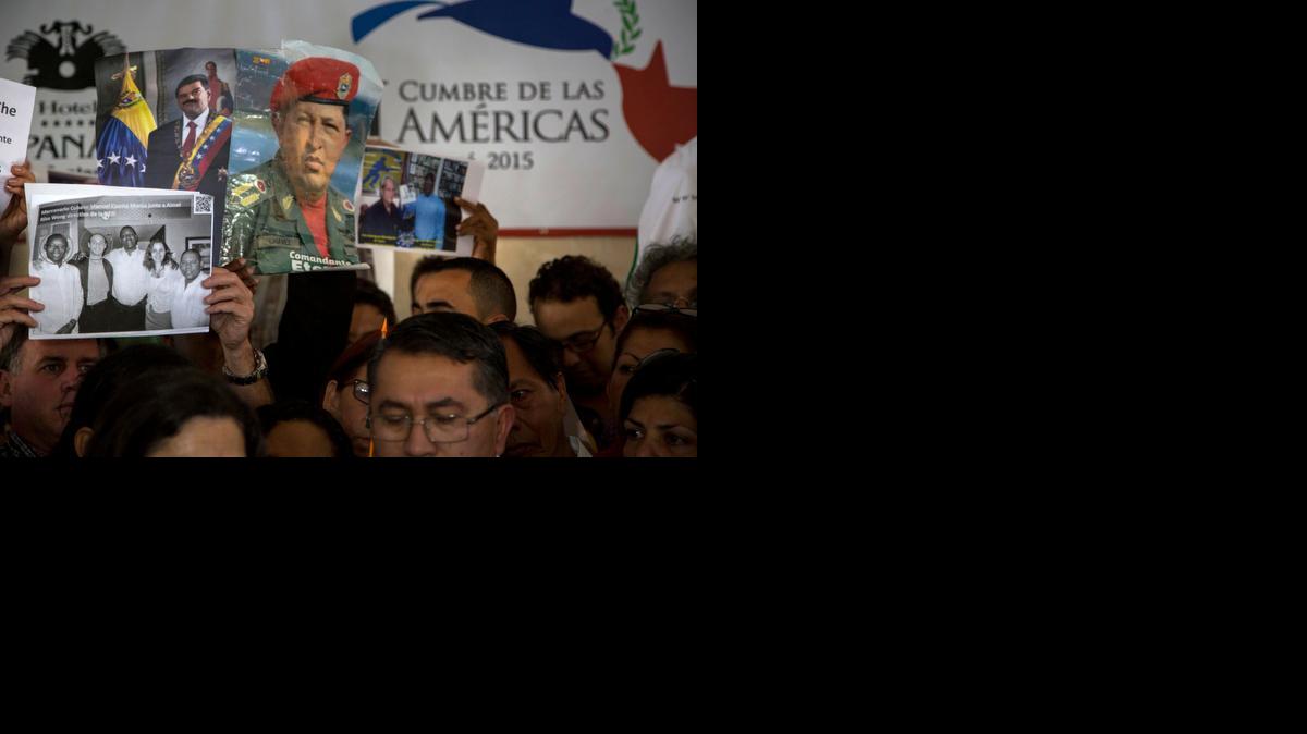 
Supporters of Cuba's and Venezuela's governments hold up images of Venezuela's late President Hugo Chavez, center, current President Nicolas Maduro, top left, and photos of Cuban dissidents, left, during a press conference to protest the dissidents' participation at meetings ahead of the Summit of the Americas in Panama City, Thursday, April 9, 2015. Panama will host the Summit of the Americas on April 10-11. 
