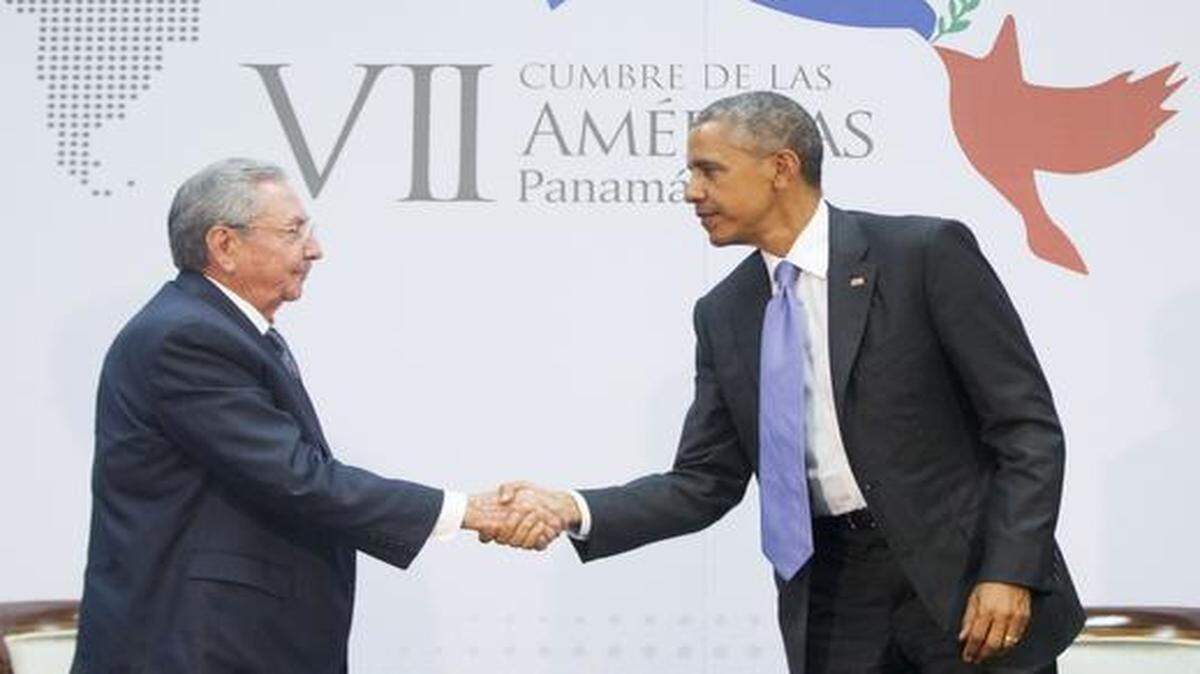 
President Barack Obama and Cuban leader Raul Castro shake hands at the Summit of the Americas in Panama City, Panama, Saturday, April 11, 2015. 
