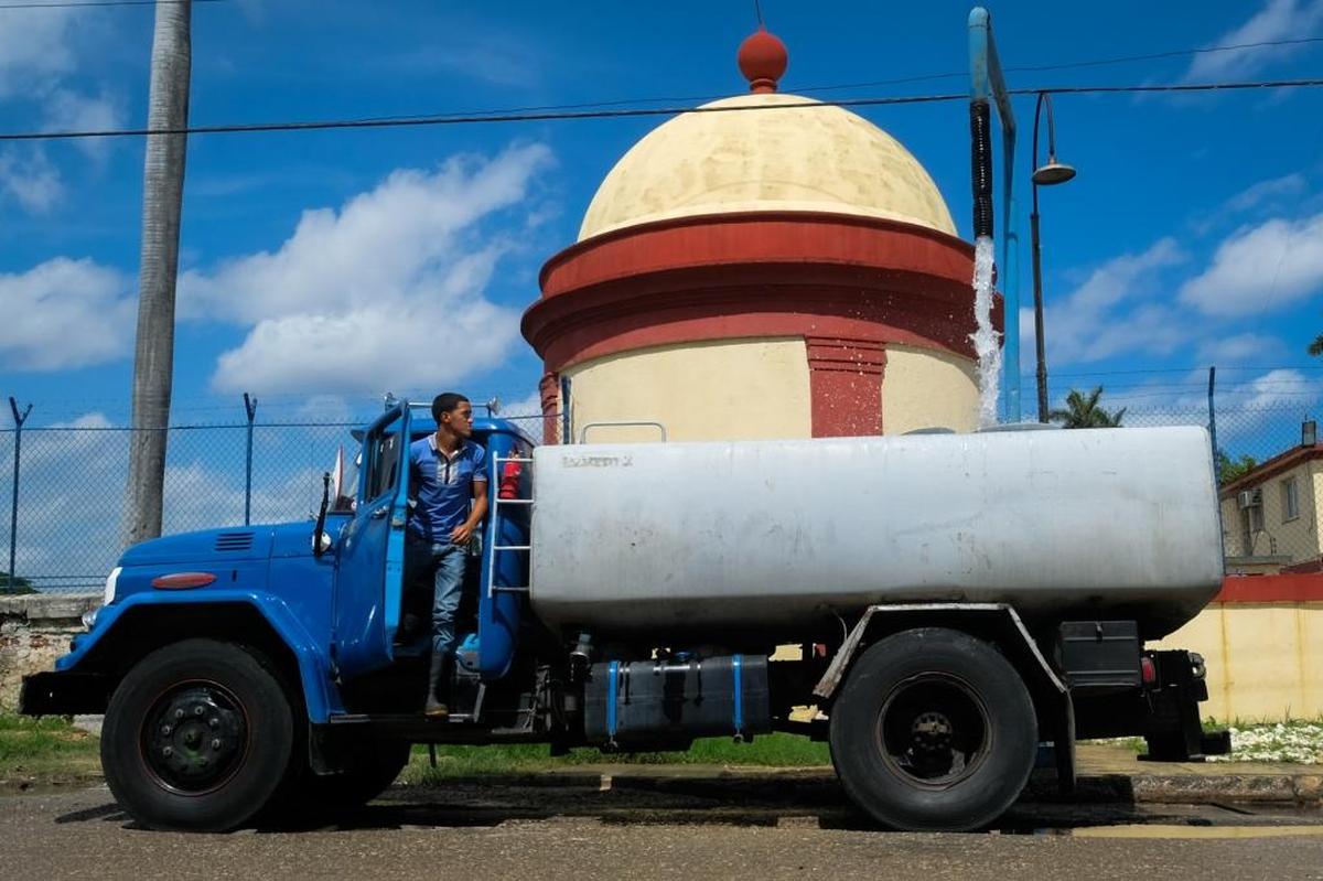 So-called “pipas” like this stream onto a street by Ponton, the main conduit for Cuba’s aquaduct, with tanks that range from 6,000 to 20,000 liters. Pipas drivers come to the Aguas de la Habana to fill their dry tanks. They return to the water company every day, sometimes once in the morning and again in the evening at a separate water station across town.