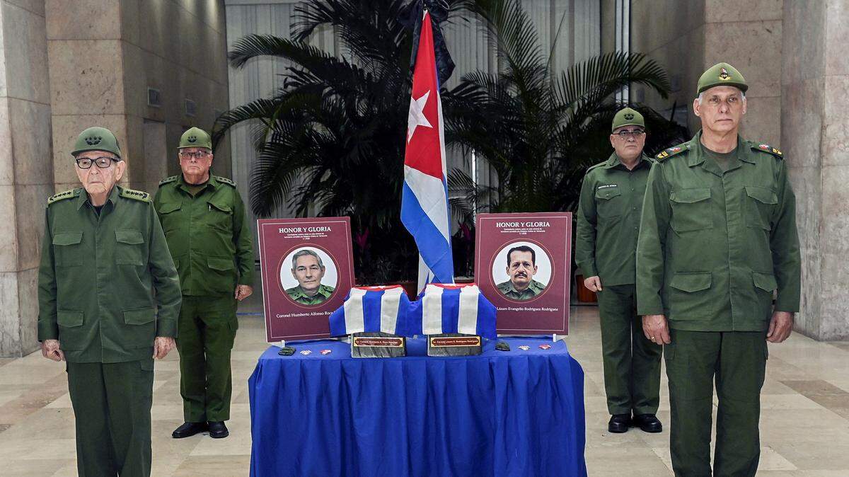Cuba’s ruler, Raúl Castro (front left), and the country’s handpicked president, Miguel Díaz-Canel (front right), during a tribute ceremony for 32 Cuban security officers who were protecting Venezuelan strongman Nicolás Maduro and were killed in the Jan. 3 U.S. operation to capture him.