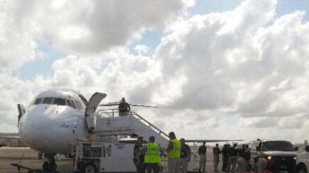 The U.S. government deported 11 Cubans on a chartered plane that departed from a cargo area at ​​Miami International Airport (MIA). The 11deportees were on a list of almost 3,000 people who arrived in the country around the time of the Mariel boatlift.