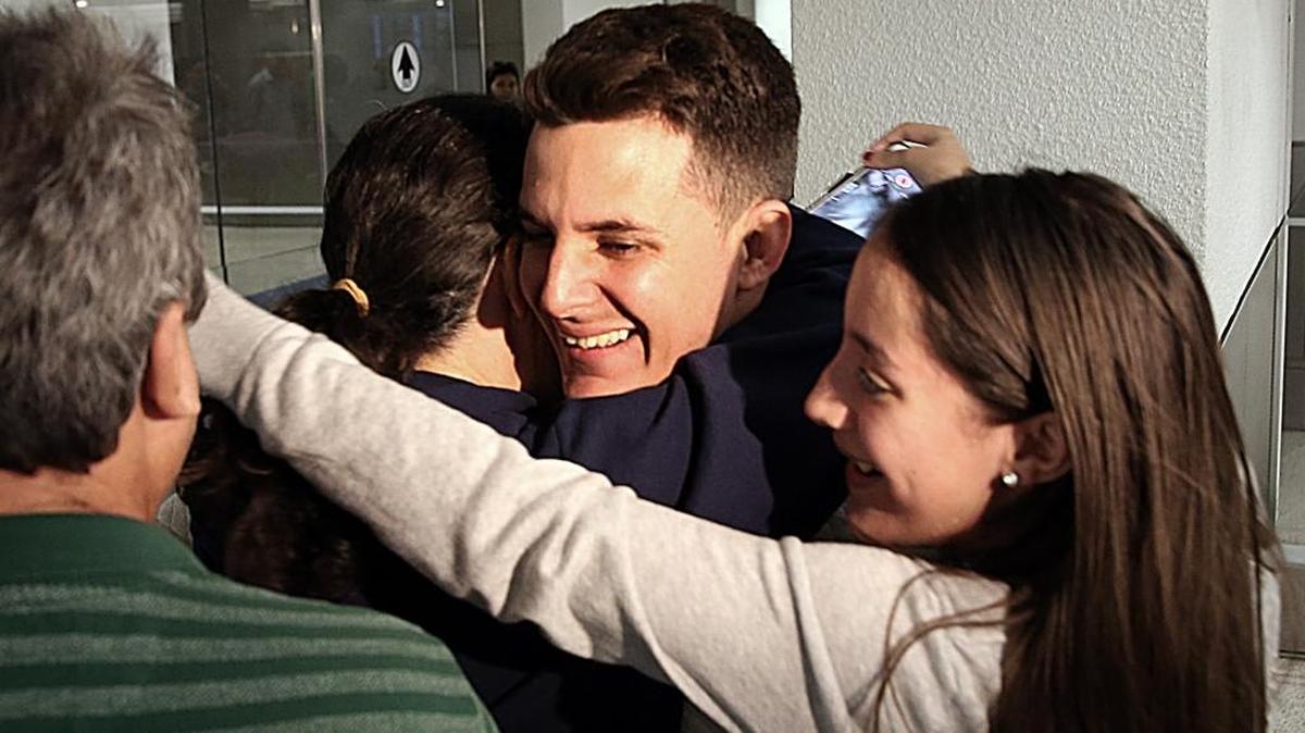 El cubano Javier Rodriguez Ayala, se reúne con su familia en Aeropuerto de Miami el viernes, 13 de enero de 2017, después de una detención de 31 horas.