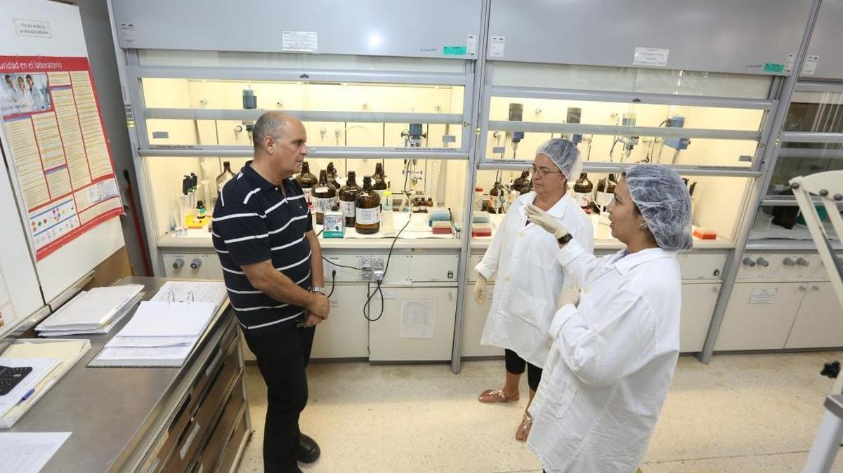 Manuel Raíces Pérez-Castañeda, the scientist in charge of business development at the Center for Genetic Engineering and Biotechnology in Havana, talks to peptide scientists Cecilia Sagardoy and Yordanka Mascorrol about their research.