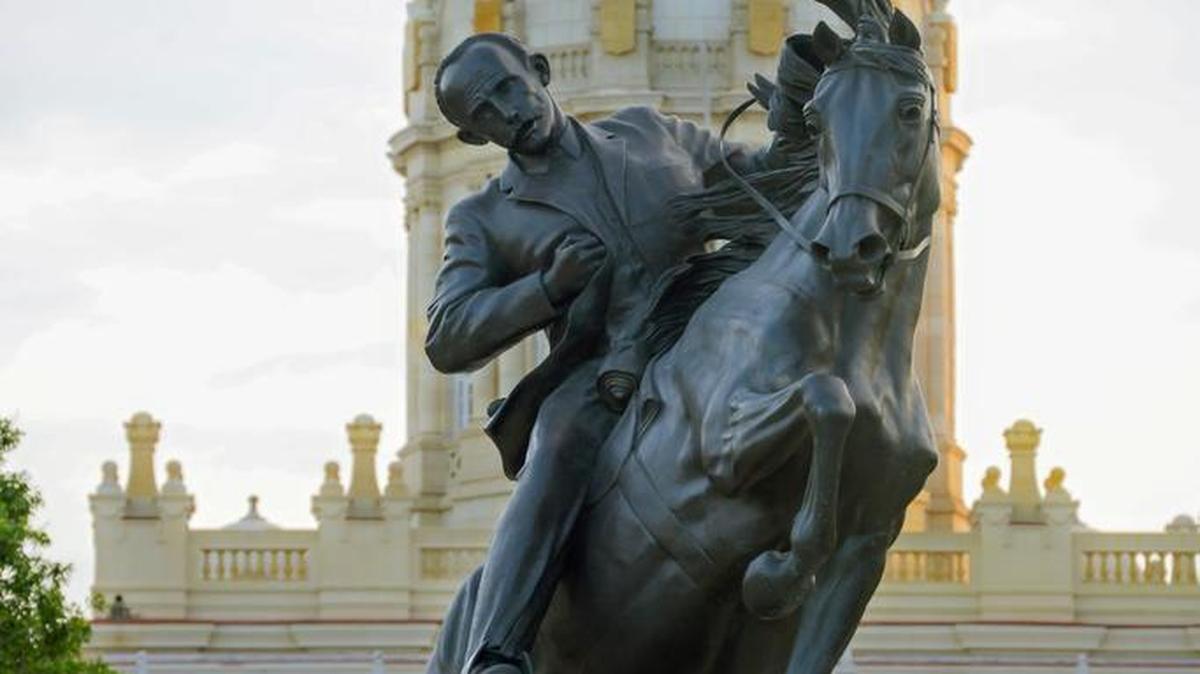 A replica of the mounted statue of José Martí will be officially inaugurated in Old Havana on Jan. 28 on the 165th anniversary of the Cuban patriot’s birth. The Capitolio is in the background.