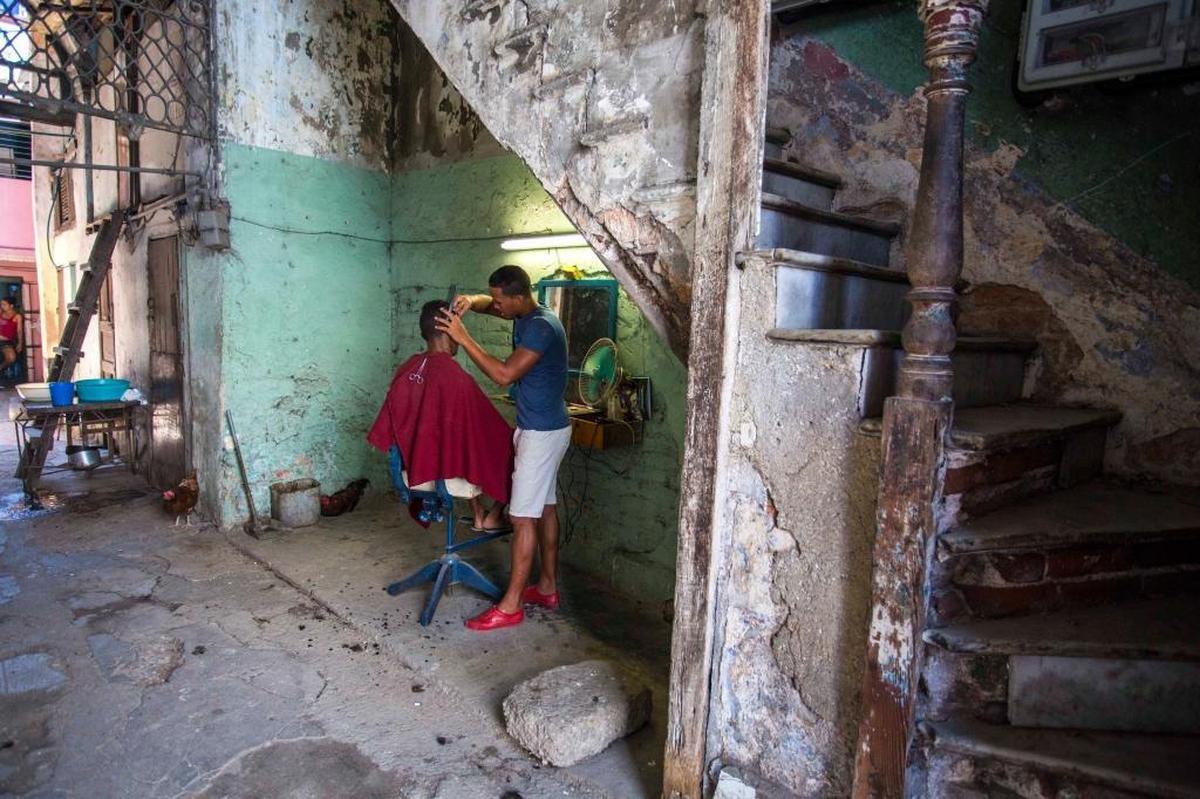 The Cuban government announced that it will start issuing licenses to open new businesses — frozen since August 2017 — but established greater controls through measures intended to prevent tax evasion, limit wealth and give state institutions direct control over the 'self-employment' sector.