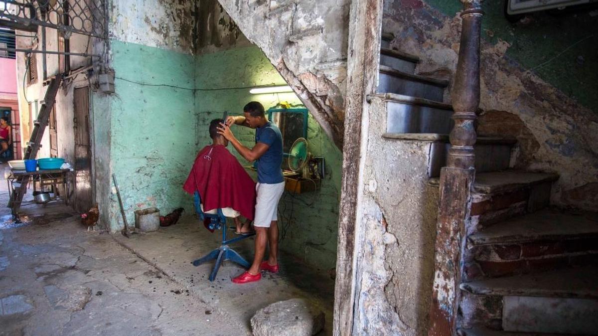 The Cuban government announced that it will start issuing licenses to open new businesses — frozen since August 2017 — but established greater controls through measures intended to prevent tax evasion, limit wealth and give state institutions direct control over the 'self-employment' sector.