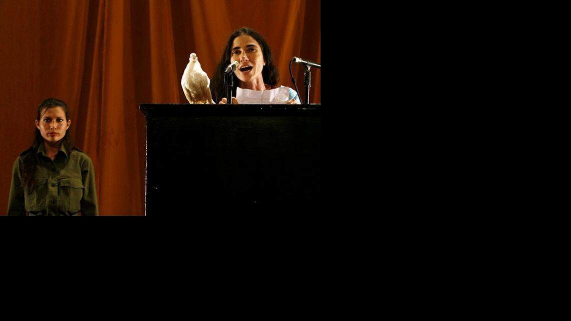 
The "#YoTambienExijo" movement is reminiscent of a performance demonstration that took place in Havana in 2009 known as El Sussuro de Tatlin. On that occasion, the microphone was open for participants to express themselves for one minute without being censored. Blogger Yoani Sanchez took the opportunity to highlight that "Cuba is a country surrounded by the sea and is also an island fenced off by censorship."
