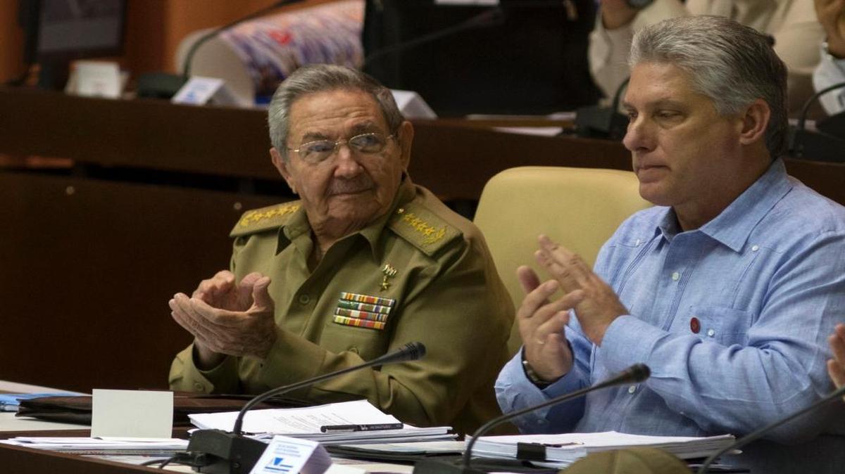 Cuban leader Raúl Castro applauds as he sits next to Vice President Miguel Díaz-Canel during the island's twice-annual legislative session at the National Assembly in Havana, on Dec. 29, 2015.
