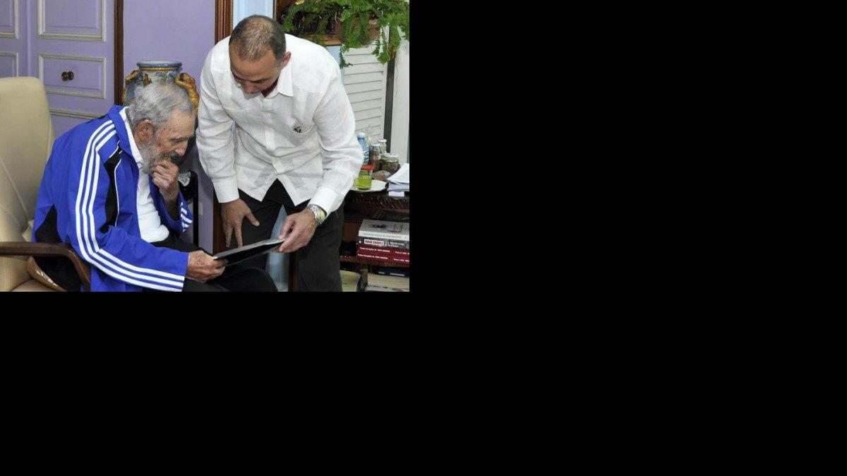 Fidel Castro meets with the “Cuban Five,” at his home in Havana, Cuba. The official press on Monday published photographs of the meeting, which took place on Saturday. The five agents, labeled as heroes in Cuba, are: Fernando González, René González, Ramón Labañino, Antonio Guerrero y Gerardo Hernández.

