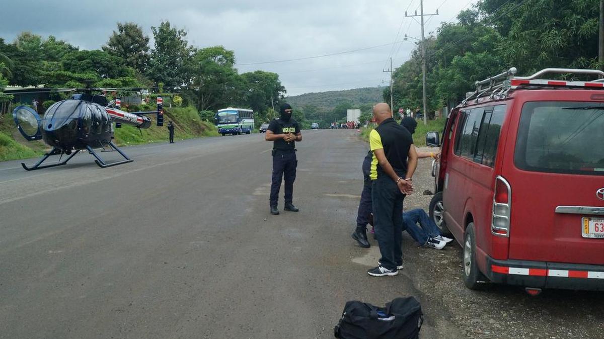 As part of a police operation with air support, two Costa Ricans were arrested near the border with Nicaragua. One of the minibus taxis was to be used to transport Cuban migrants.