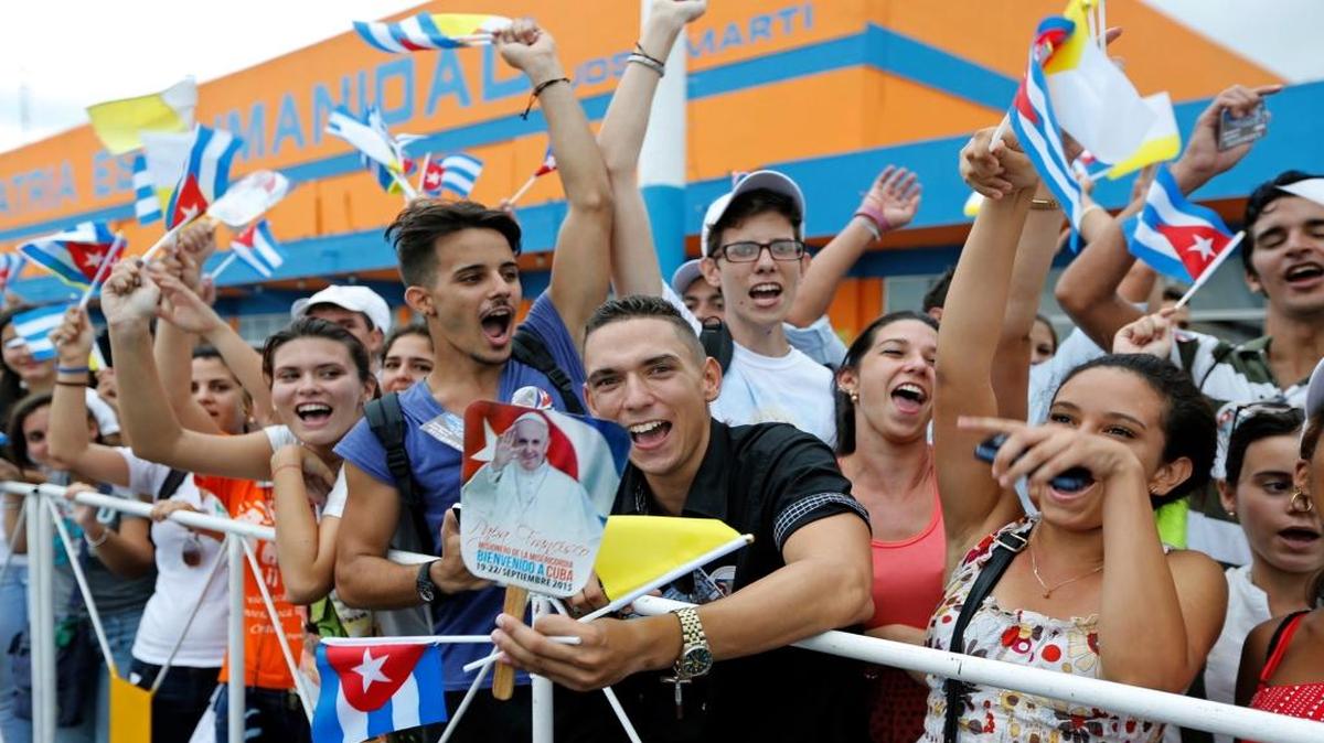 
Cubans welcome Pope Francis as he arrives at Jose Marti International Airport  in Havana.
