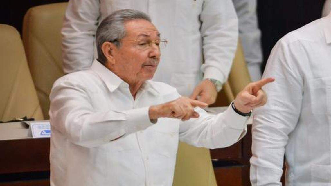 
Cuban President Raul Castro (L) gestures next to first vice-president Miguel Diaz-Canel (R) at the end of the Parliament Annual Session, on December 20, 2014 in Havana.
