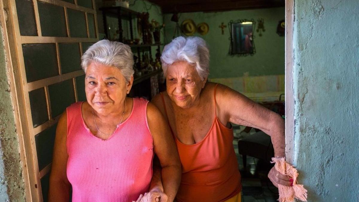Magaly Gonzalez Martinez, de 66 años, y su madre, Cristina Gonzalez Martinez, de 82, en La Habana, Cuba, el 6 de abril del 2016.