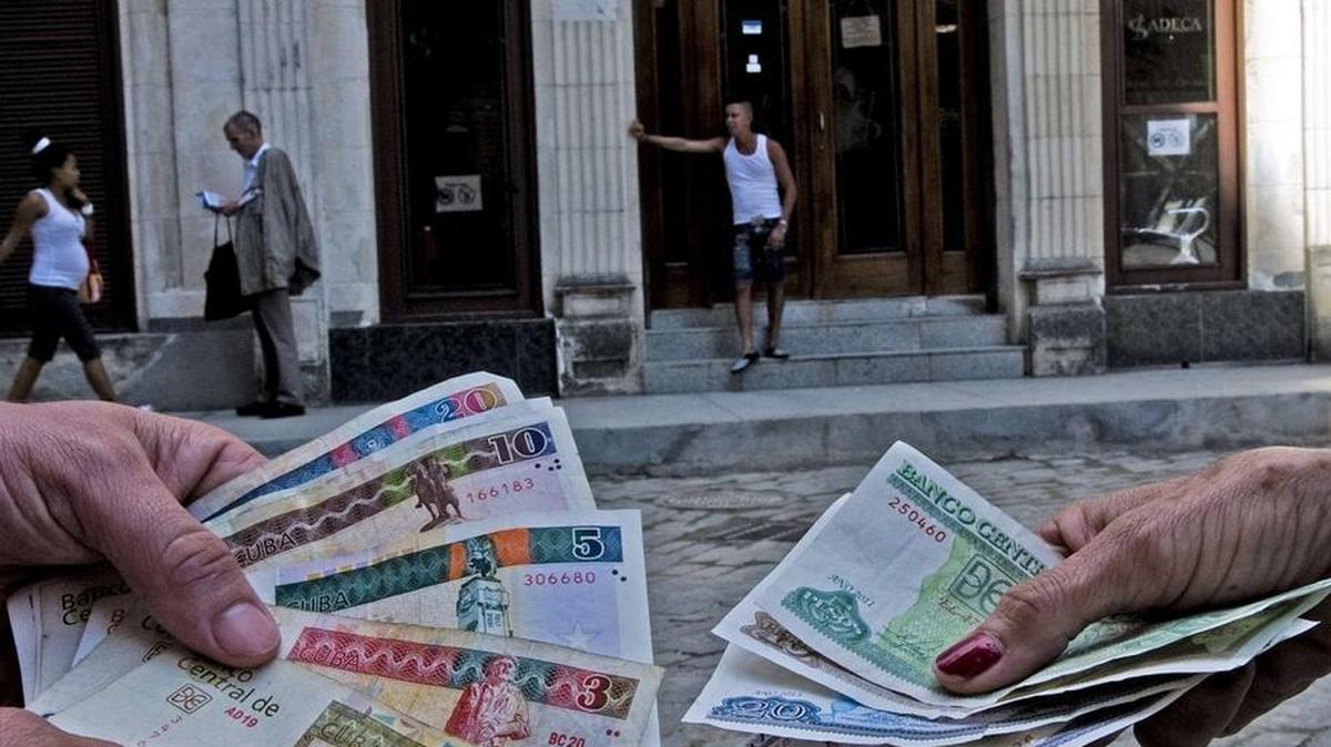 Cubans exchange Cuban peso (CUP) and convertible peso (CUC) notes.