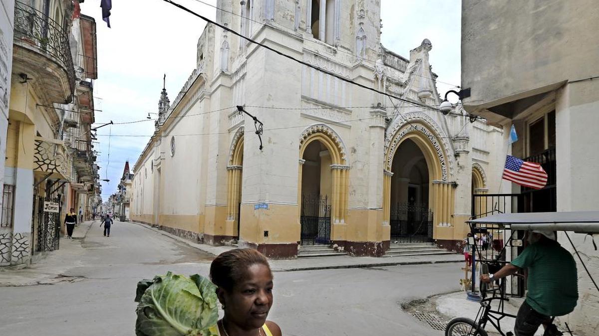 A Cuban woman carries a head of lettuce through the streets of Havana on March 23, 2016. Mapillary, a Swedish company, began a four-day project on Sept. 22 to provide 3D ground-level maps of the streets of the Cuban capital.
