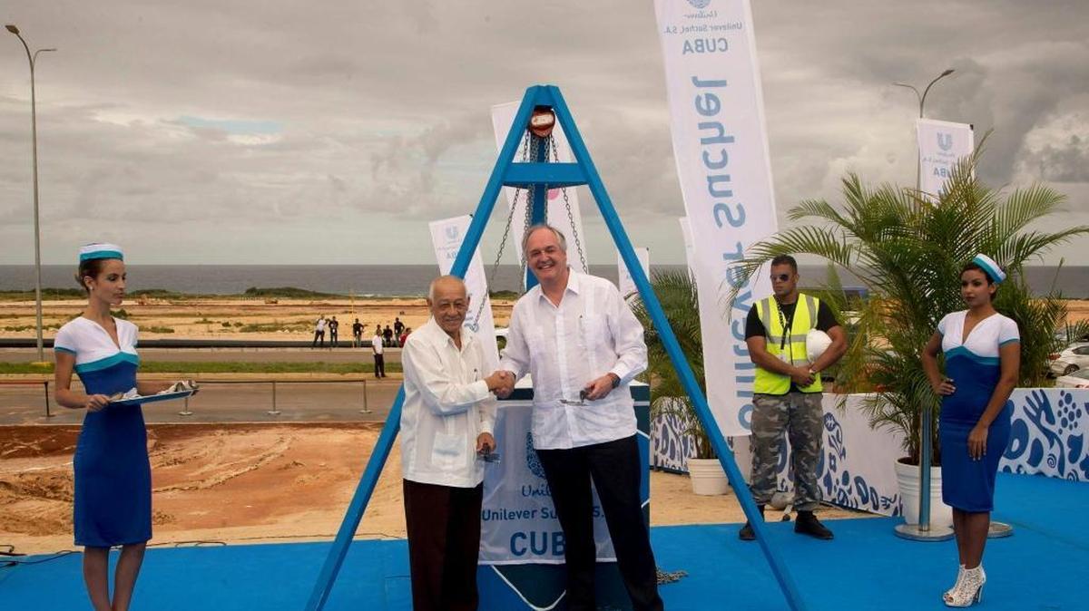 Unilever CEO Paul Polman, right, and Cuba’s Minister of Industries Salvador Pardo pose for photos after laying a cornerstone for a new factory in Mariel on Nov. 4, 2016. The Dutch consumer product giant has become one of the largest foreign companies to move into a special economic development zone at the Cuban port of Mariel.